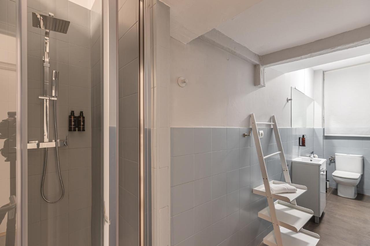 Waou Essence I Los Austrias - Corta Duracion Madrid Bagian luar foto
